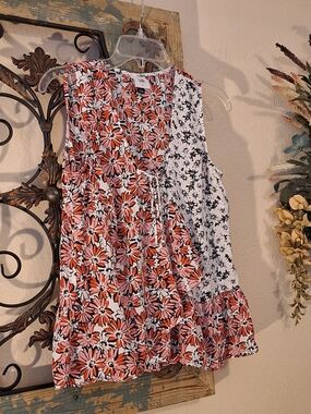 🔥🔥CLEARANCE CAbi Colorblock Floral Sleeveless V-Neck Top Pink/Wht/Red. Size S